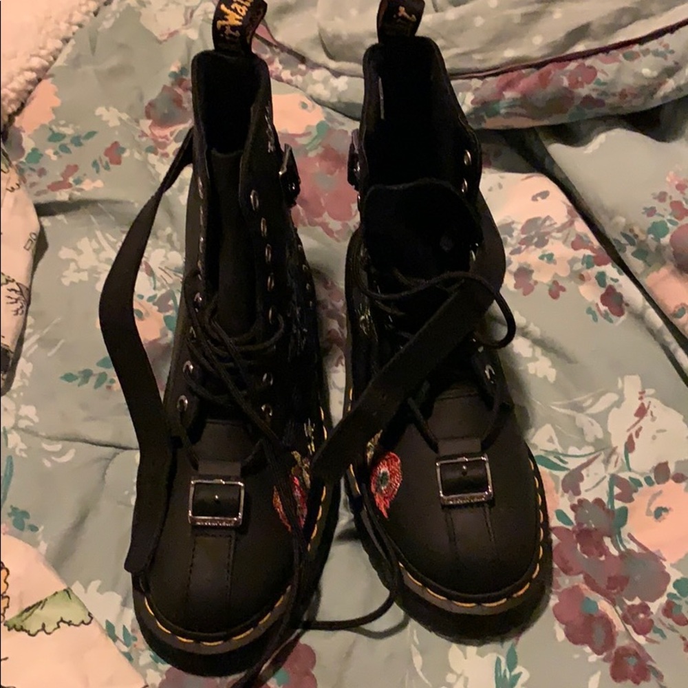 US 7 Dr. Martens Gomez Floral NWOT